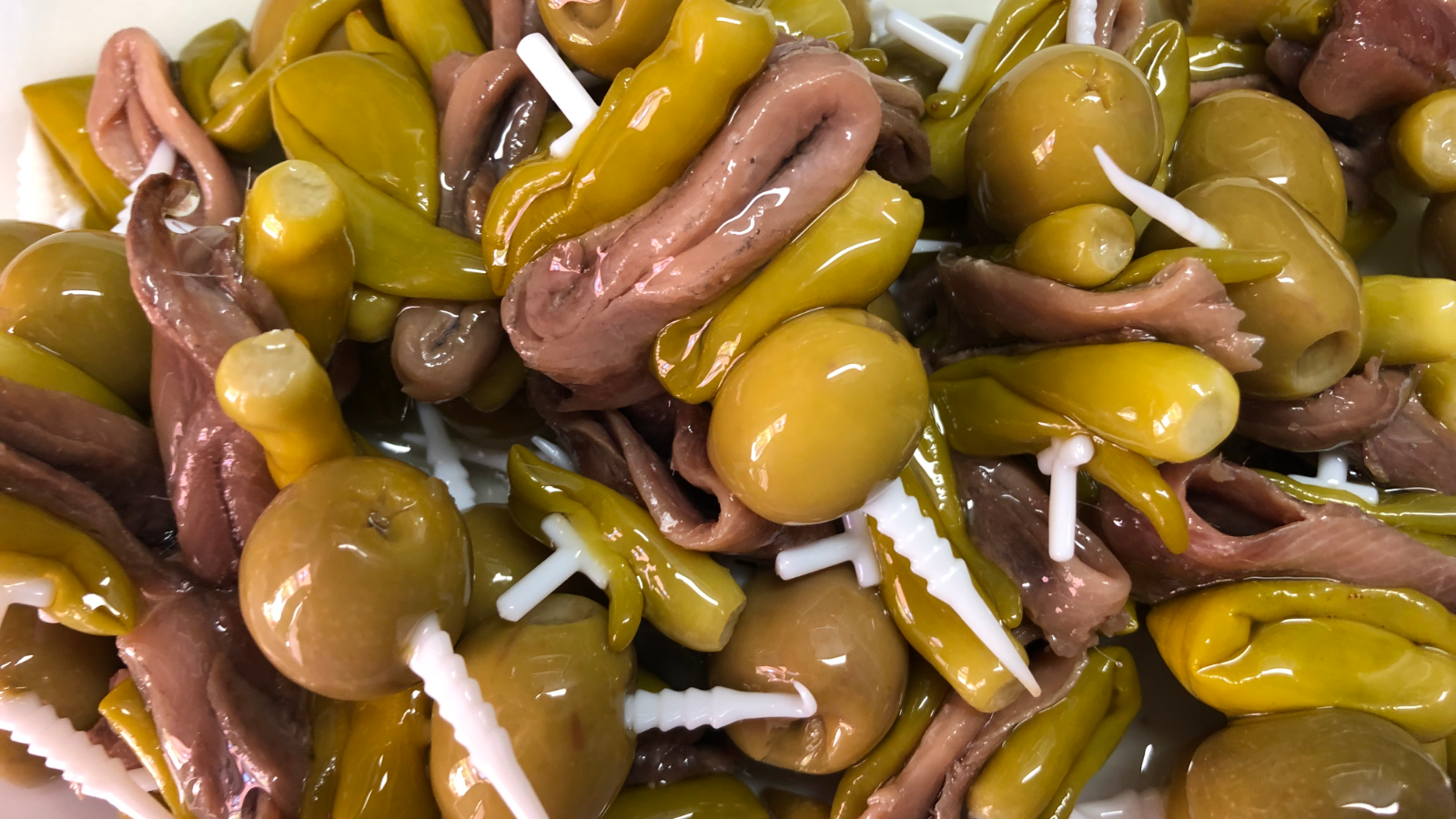 Esquisitas variedades de aceitunas, encurtidos, banderillas...