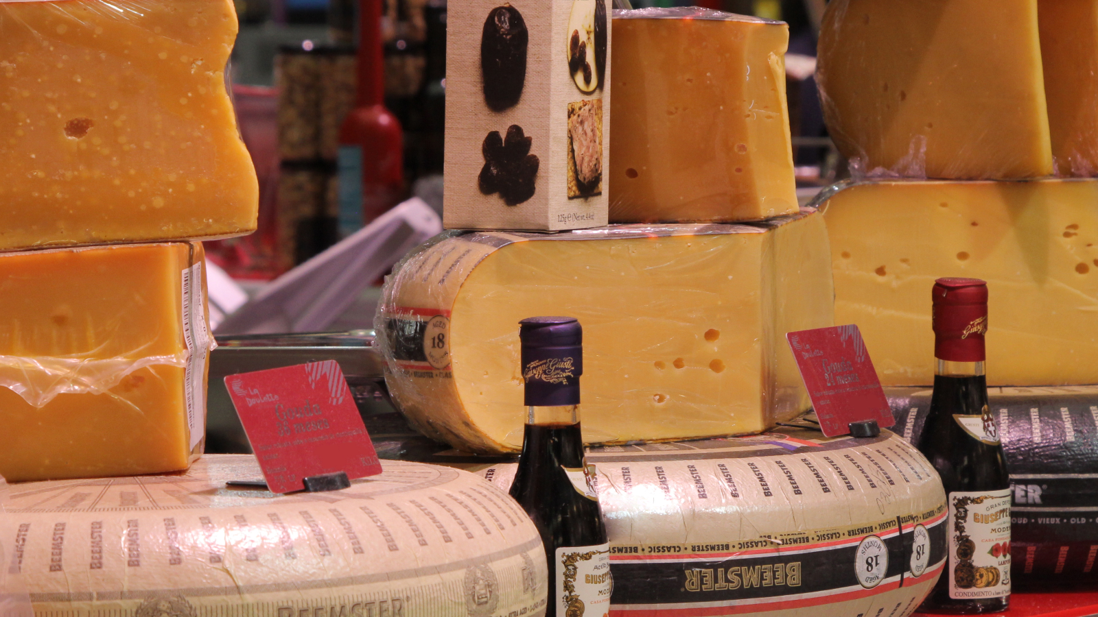 Especialistas en quesos de todo el mundo, disponemos de más de 300 referencias