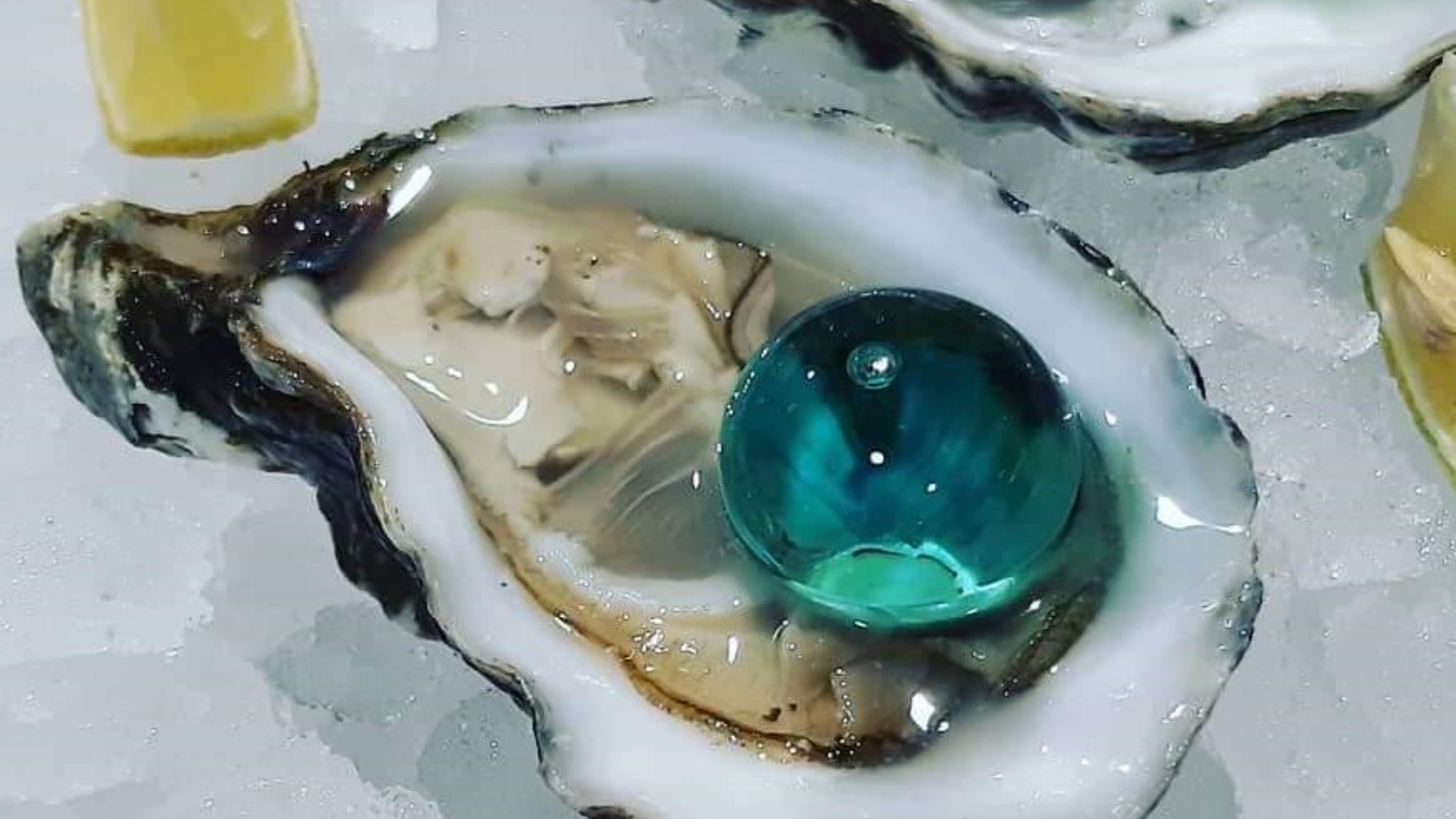 Bistrot situado en el emblemático mercado de La Paz, disponemos de una carta franco-mediterránea con raciones, arroces, carnes y pescados, resaltando la barra de ostras fine de claire. todo para su deleite