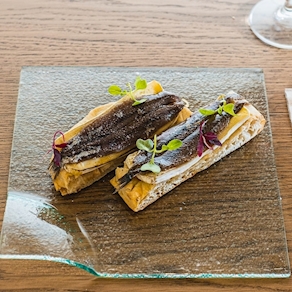 COCA DE QUESO BRIE Y ANCHOA