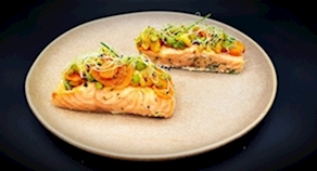 Salmón a la Naranja con Verduritas de Espárragos, Zanahorias y Gambas al Curry.